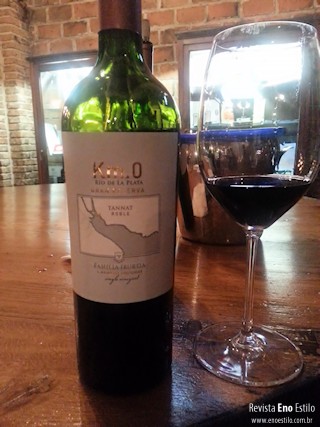Vinho degustado em visita de enoturismo, um Tannat uruguaio Km 0 Rio de la Plata - Irurtia